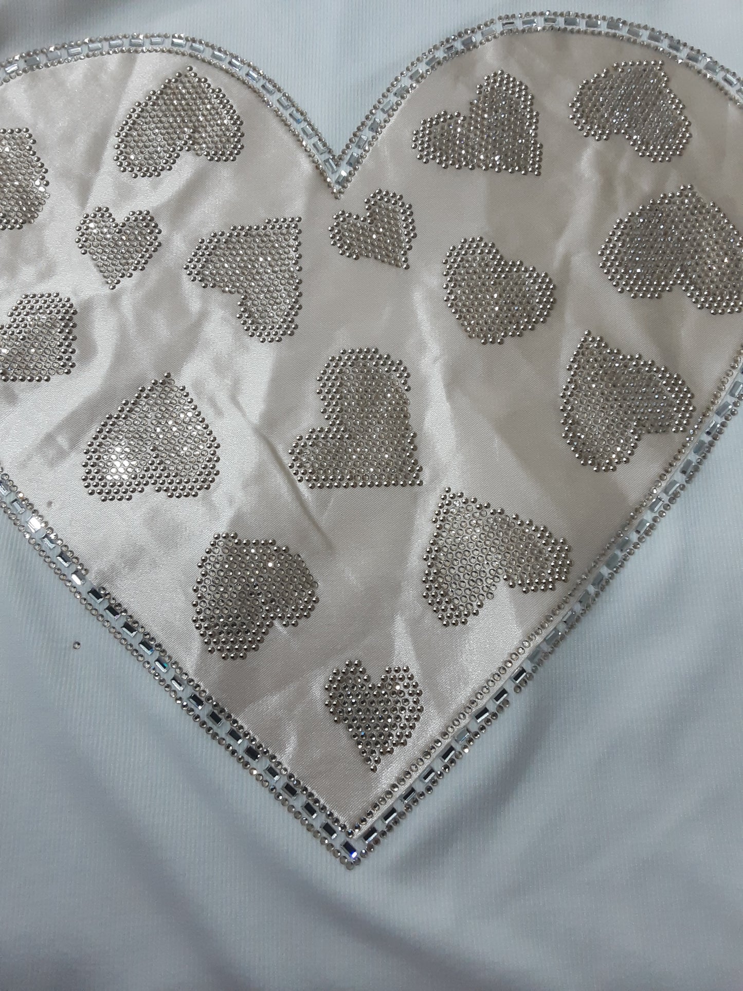 Maglietta Bianca con Cuore Dorato – Raffinata e Versatile |Made in Italy