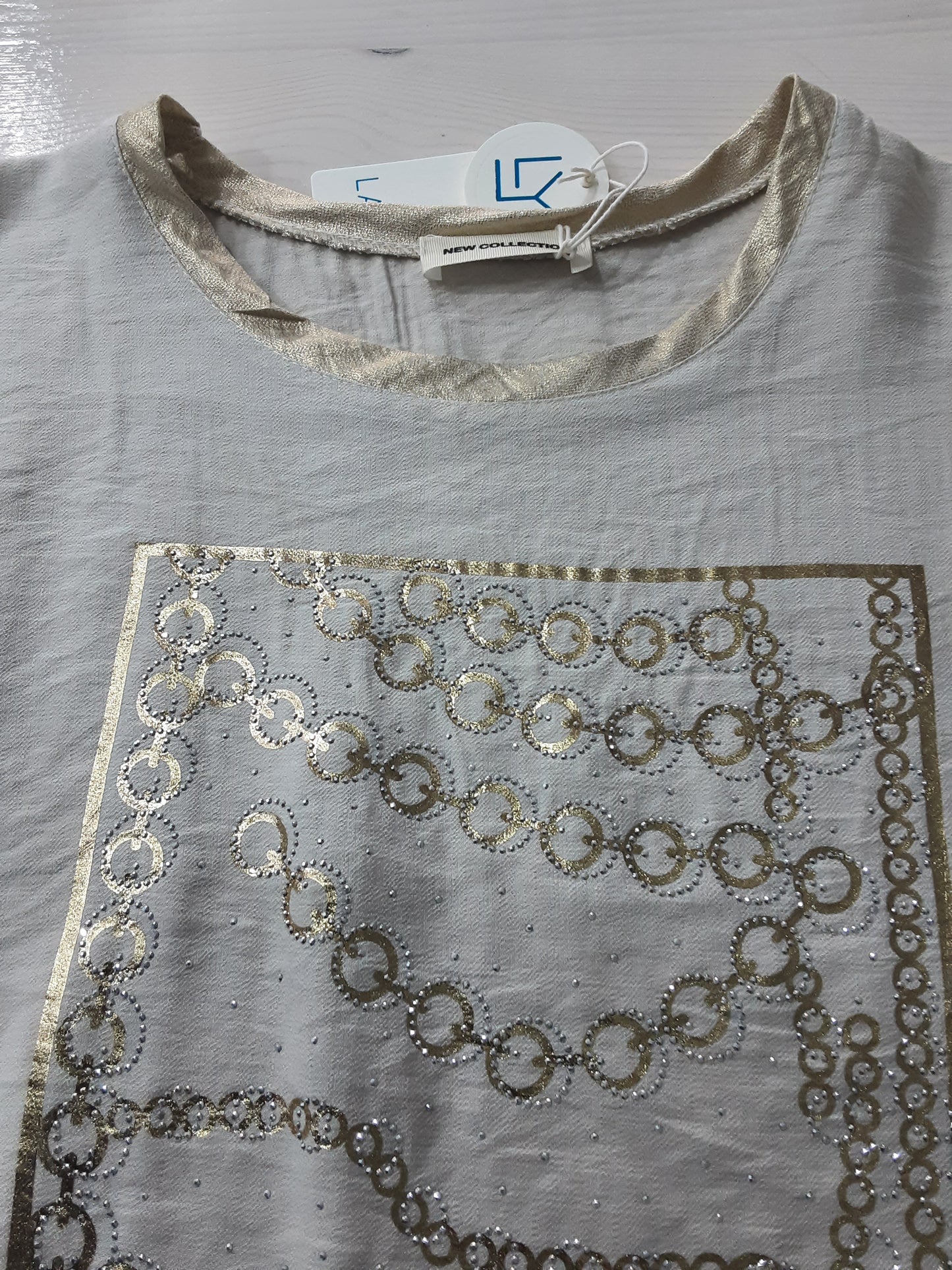 Maglietta Elegante Beige con Stampa Dorata – Manica Corta|Made in Italy
