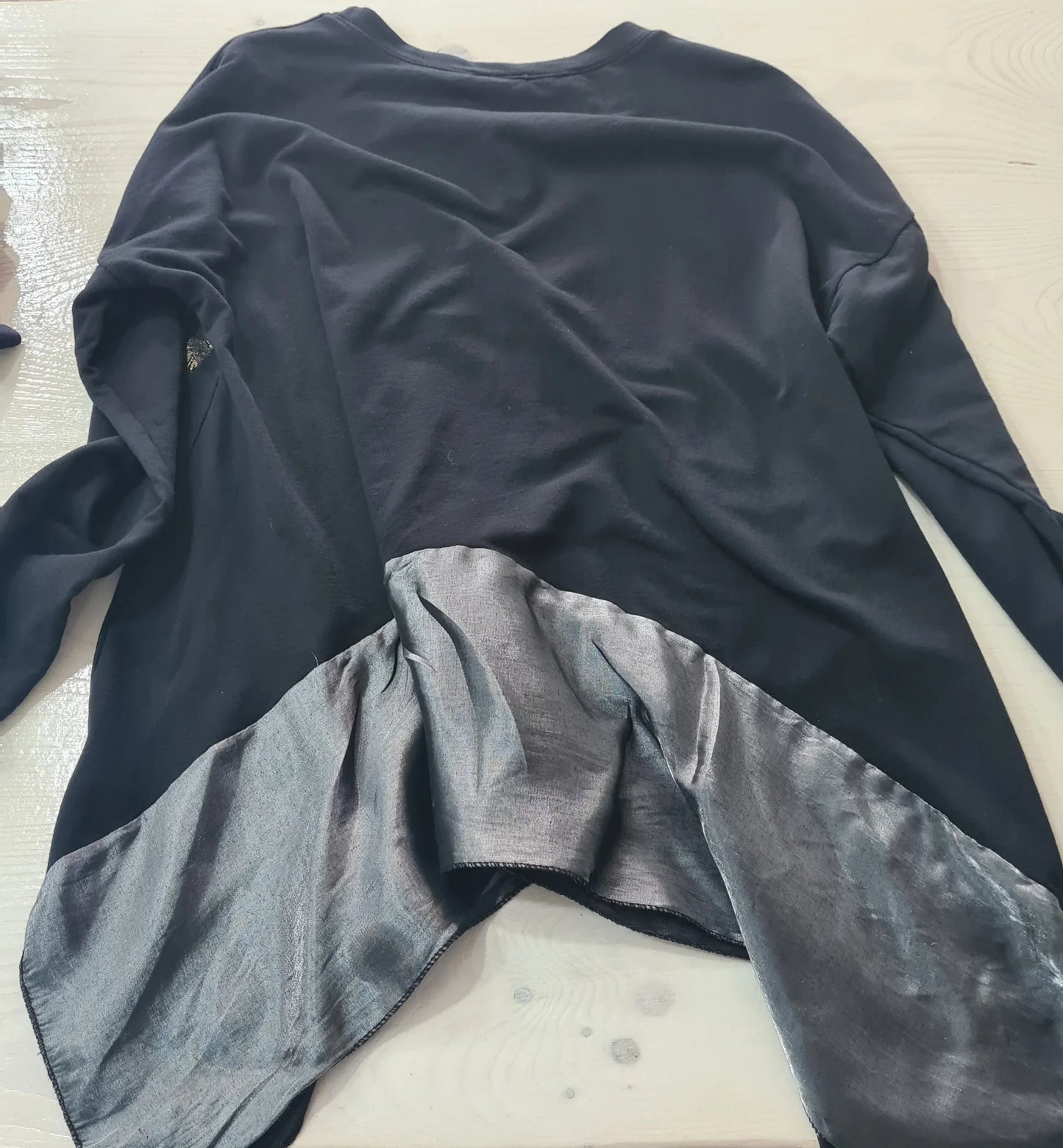 Tunica Nera Asimetrica Satinata Elegante e Casual Made in ITALY