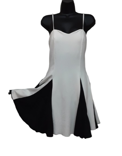 Abito Corto Colore Bianco e Nero con Spalline sottili Aderente Elegante e Casual