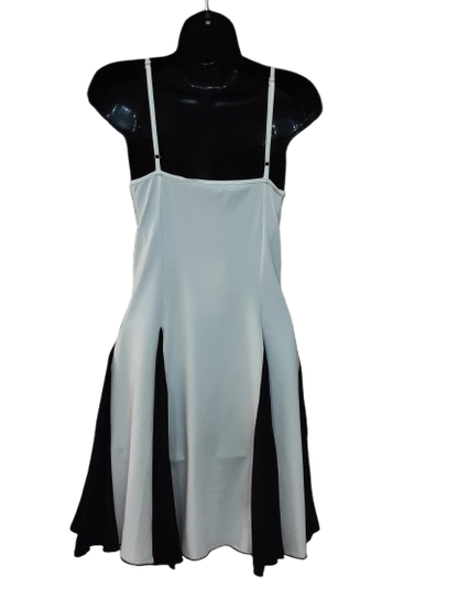 Abito Corto Colore Bianco e Nero con Spalline sottili Aderente Elegante e Casual