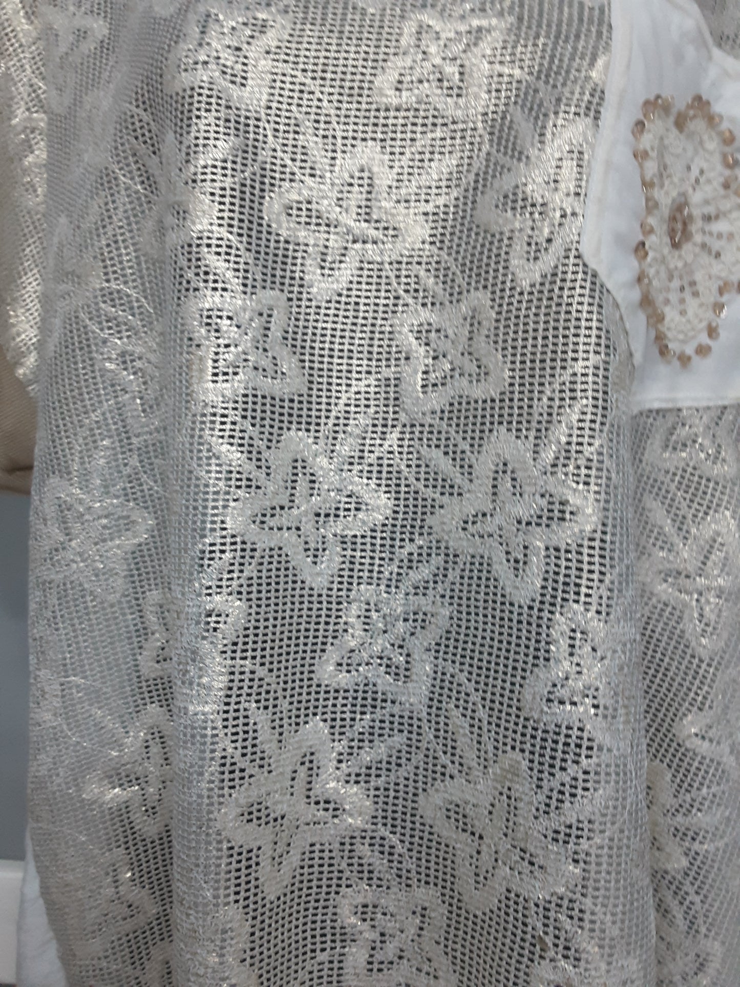 Maglietta Bianca Raffinata  con Fiori Dorati integrati nel tessuto. Manica Corta Made in Italy