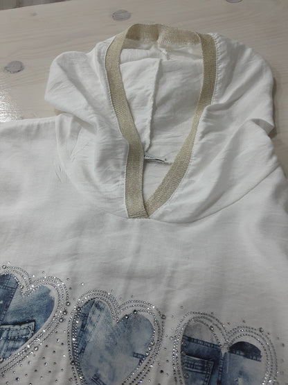 Maglietta Bianca con Cuori  – Maniche Corte e Cappuccio|Made in Italy