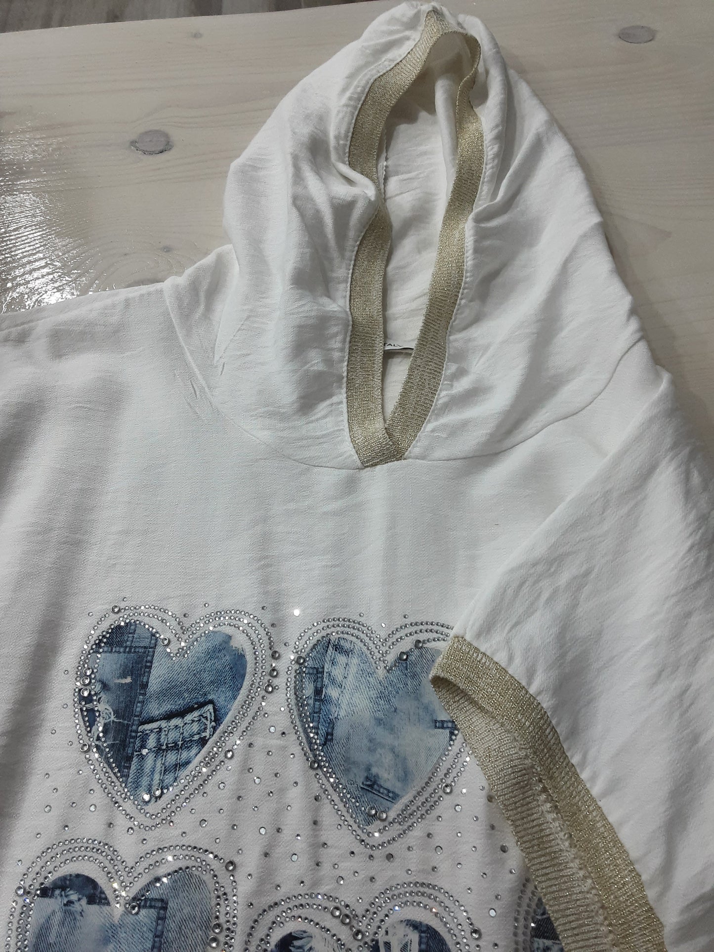 Maglietta Bianca con Cuori  – Maniche Corte e Cappuccio|Made in Italy