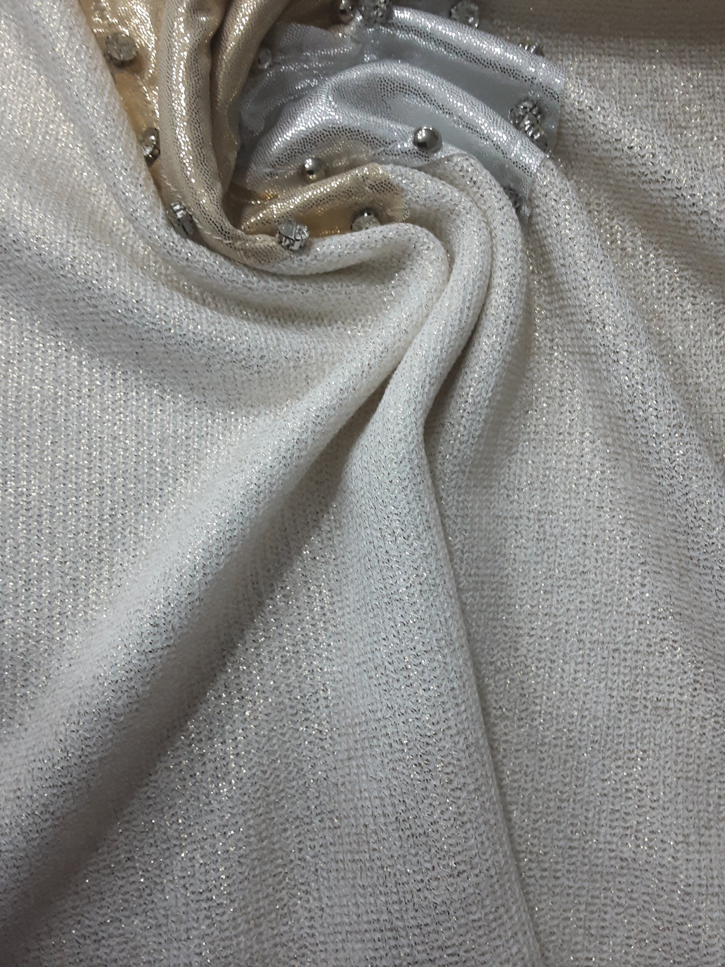 Maglietta da Donna Bianca con Cuore Dorato – Raffinata e Versatile Made in Italy