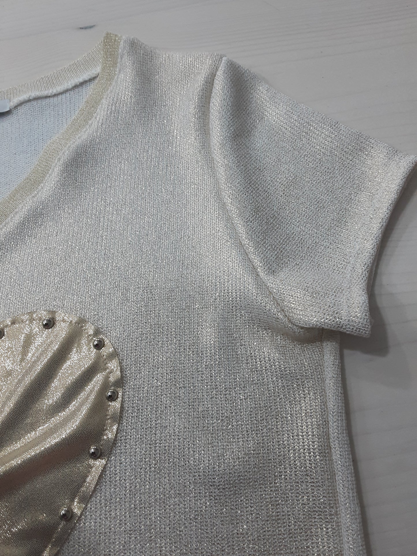 Maglietta da Donna Bianca con Cuore Dorato – Raffinata e Versatile Made in Italy