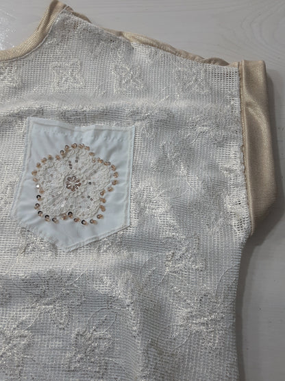 Maglietta Bianca Raffinata  con Fiori Dorati integrati nel tessuto. Manica Corta Made in Italy