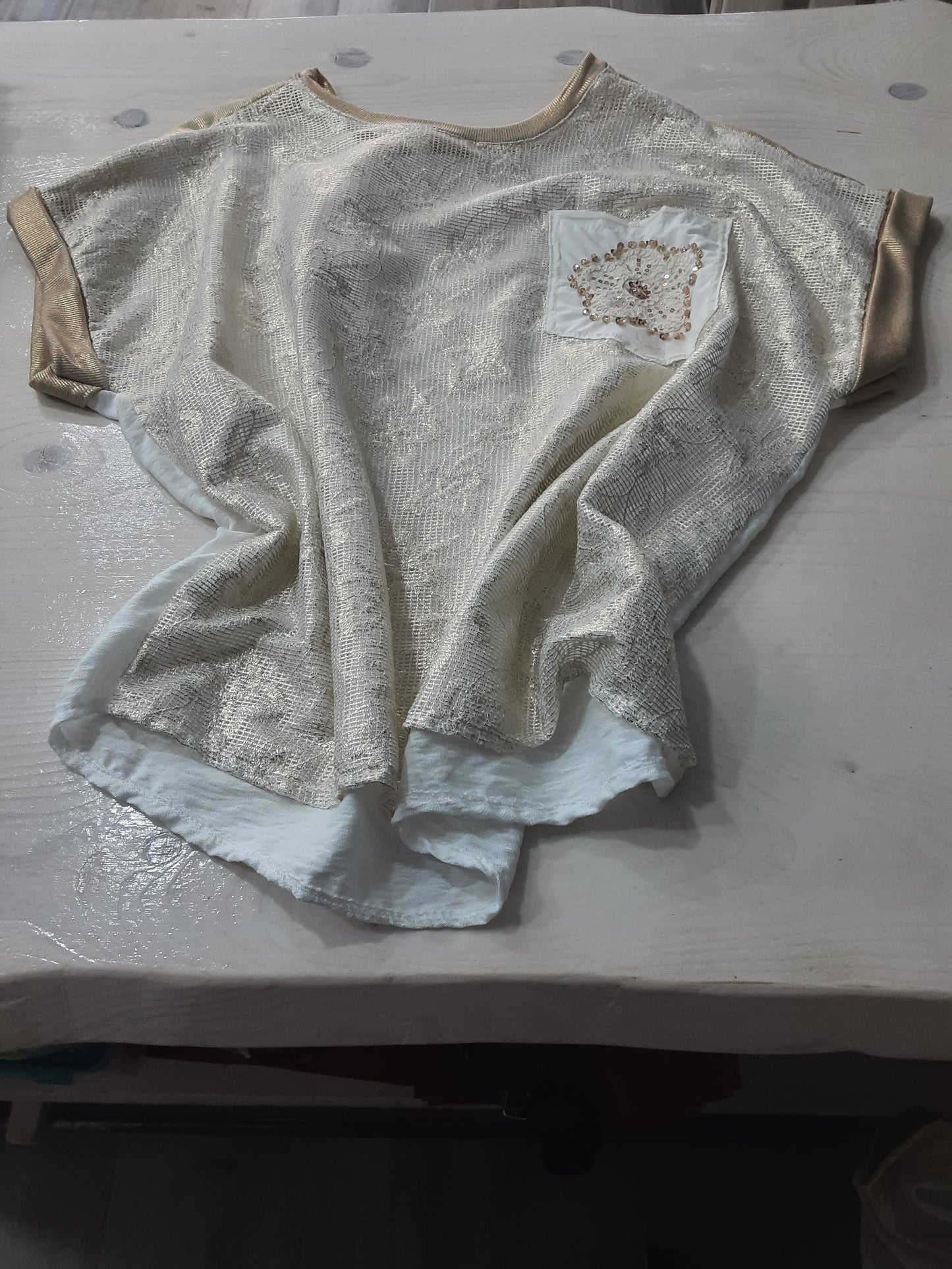 Maglietta Bianca Raffinata  con Fiori Dorati integrati nel tessuto. Manica Corta Made in Italy