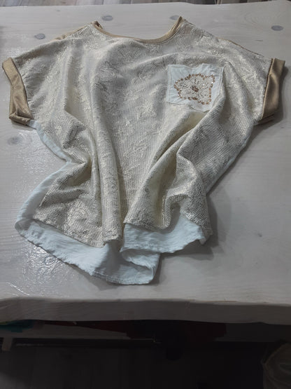Maglietta Bianca Raffinata  con Fiori Dorati integrati nel tessuto. Manica Corta Made in Italy
