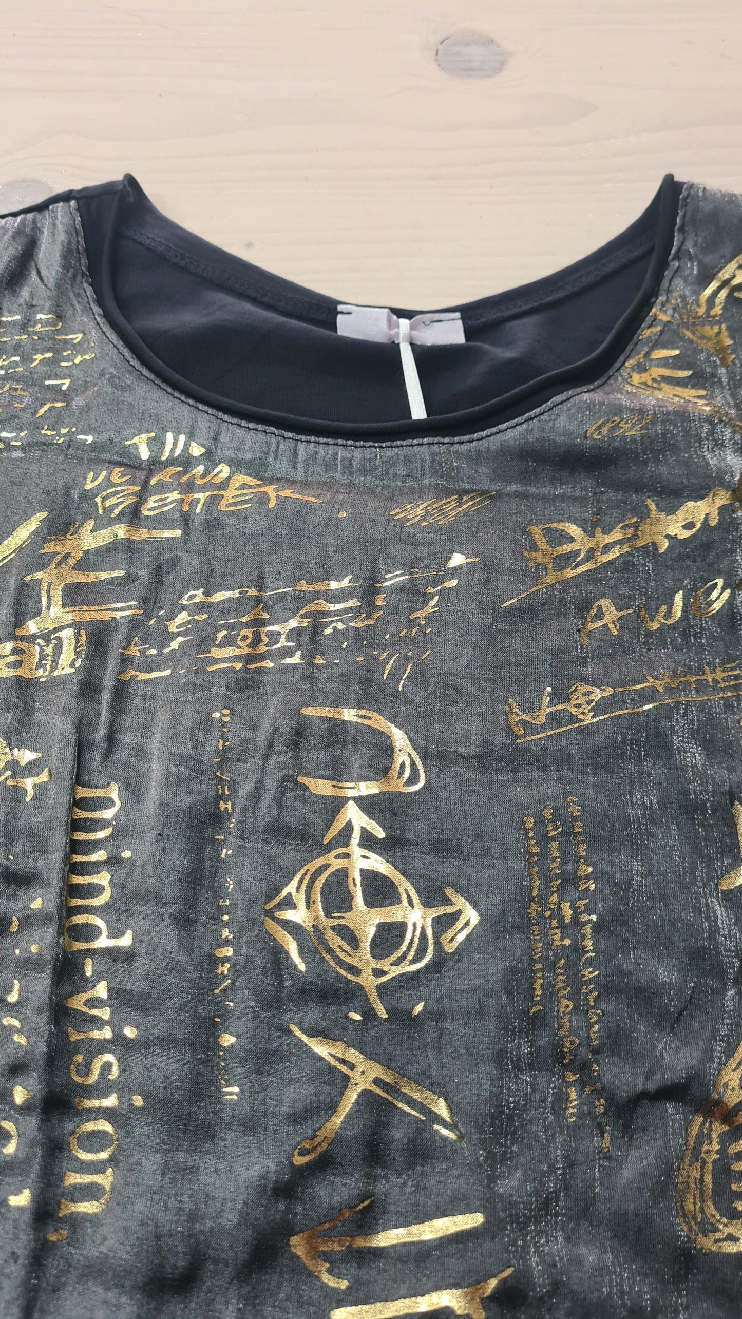 Camicetta Donna, Nera, Elegante Maniche Corte Asimmetrica Motivi dorati|Made in ITALY