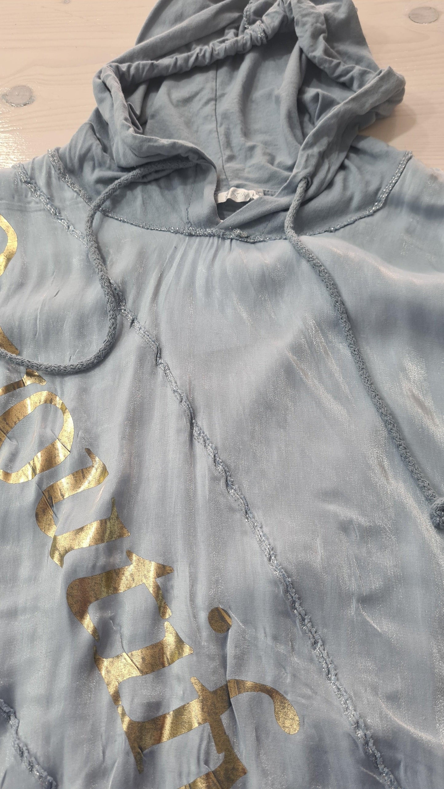 Maglietta In Blu Chiaro da Donna, Elegante, Asimmetrica con Scritta Dorata, Maniche Corte e Cappuccio