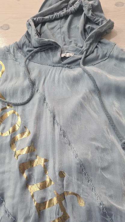 Maglietta In Blu Chiaro da Donna, Elegante, Asimmetrica con Scritta Dorata, Maniche Corte e Cappuccio