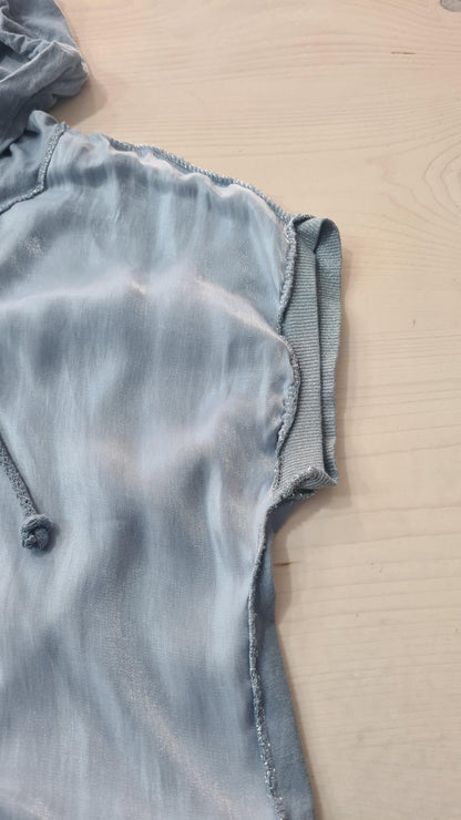 Maglietta In Blu Chiaro da Donna, Elegante, Asimmetrica con Scritta Dorata, Maniche Corte e Cappuccio