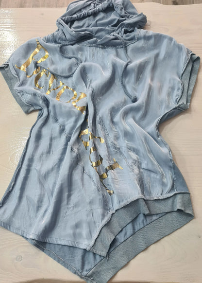 Maglietta In Blu Chiaro da Donna, Elegante, Asimmetrica con Scritta Dorata, Maniche Corte e Cappuccio