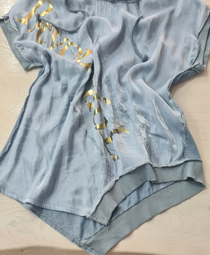 Maglietta In Blu Chiaro da Donna, Elegante, Asimmetrica con Scritta Dorata, Maniche Corte e Cappuccio