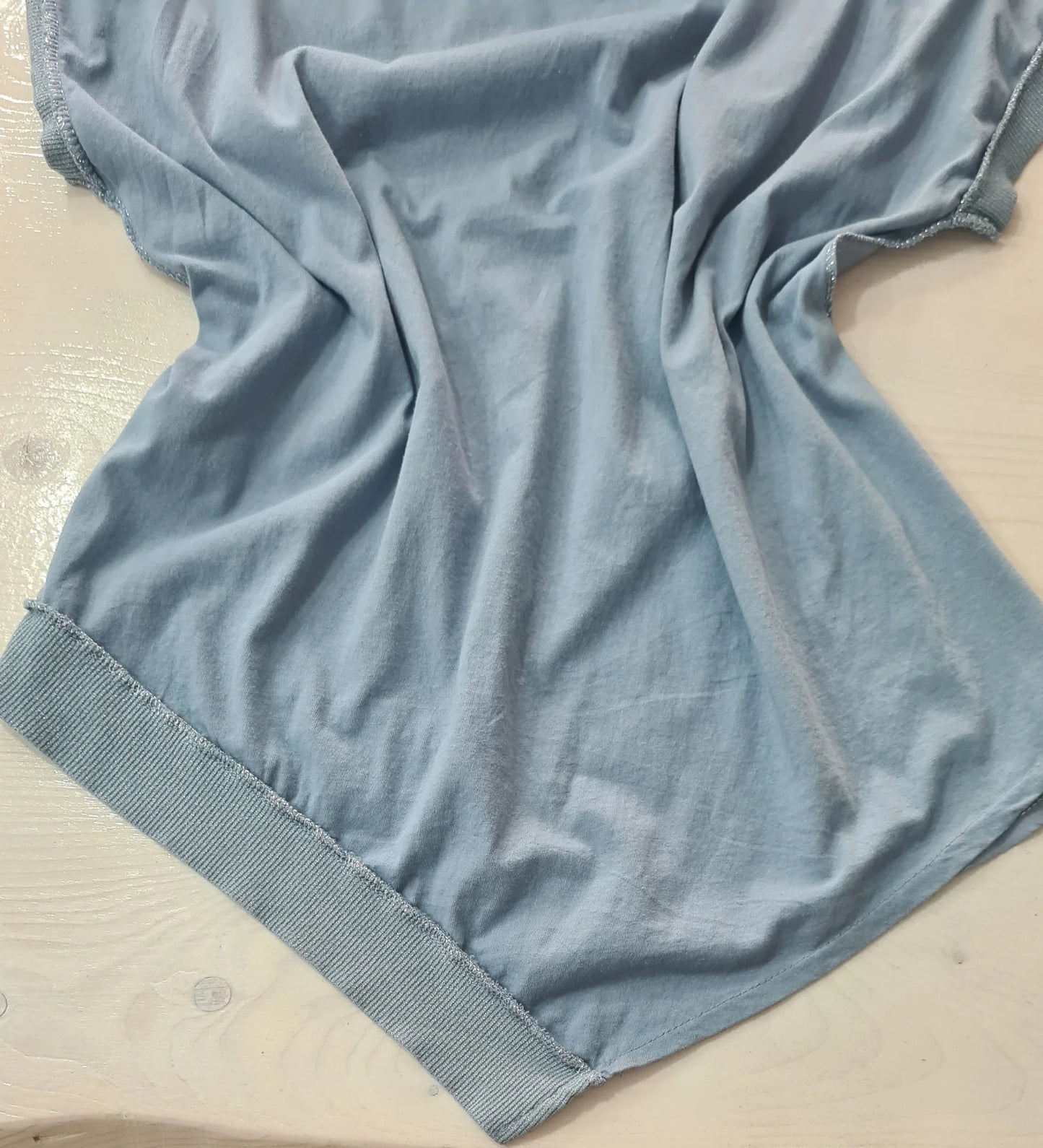 Maglietta In Blu Chiaro da Donna, Elegante, Asimmetrica con Scritta Dorata, Maniche Corte e Cappuccio