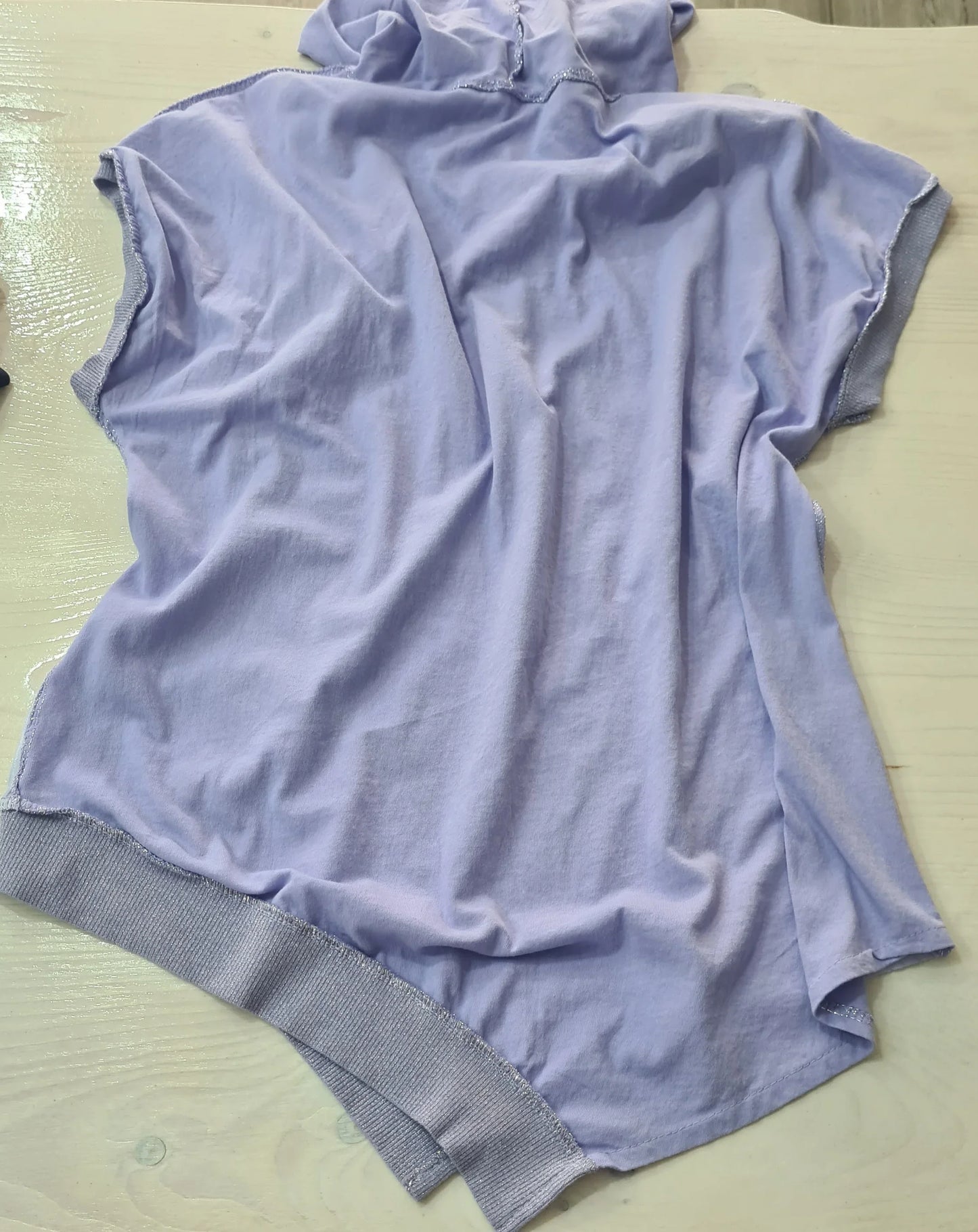 Maglietta Viola Asimetrica Maniche Corte Elegante e Casual Made in ITALY