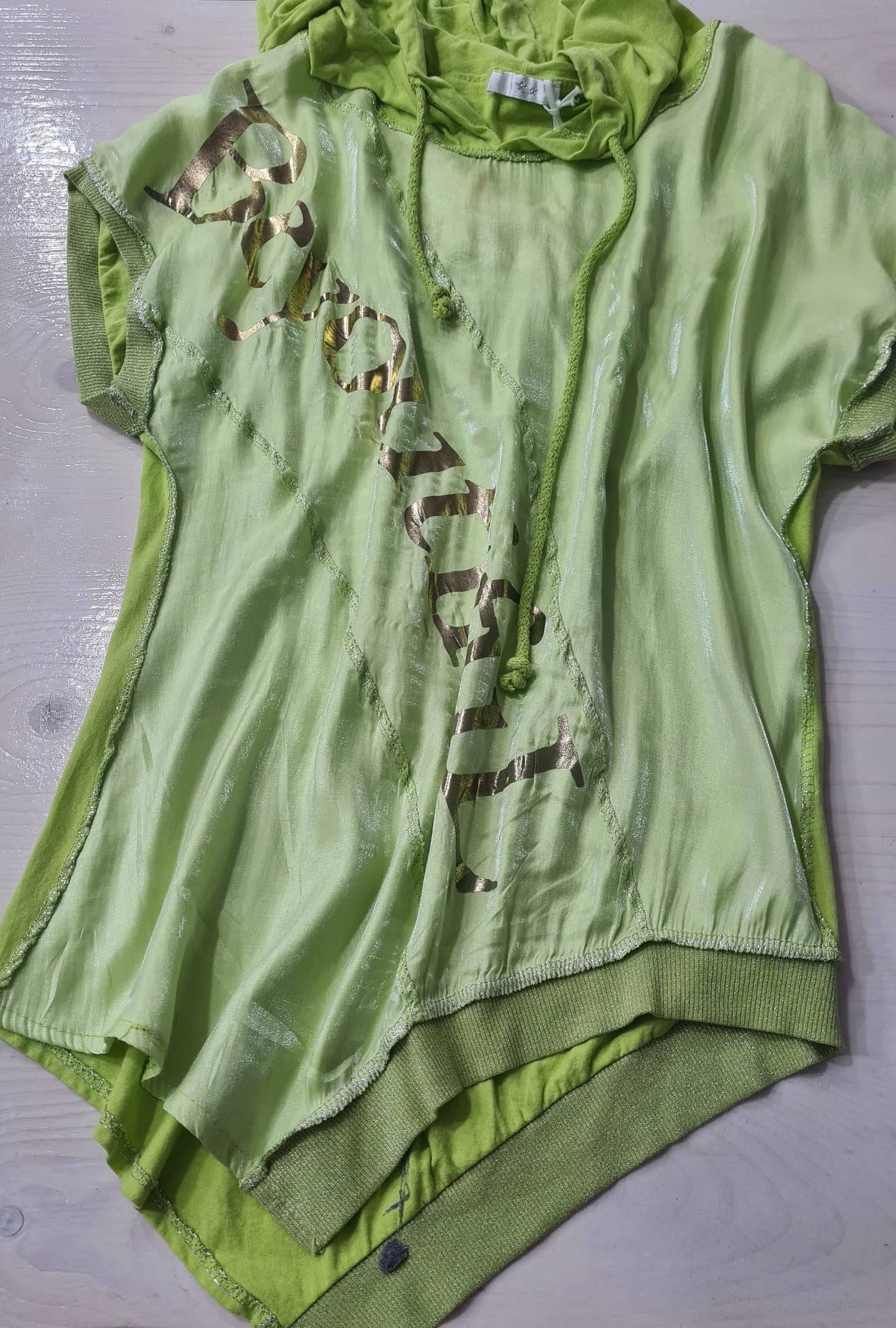 Maglietta da donna Verde con Cappuccio Maniche corte Asimmetrica/ Made in ITALY