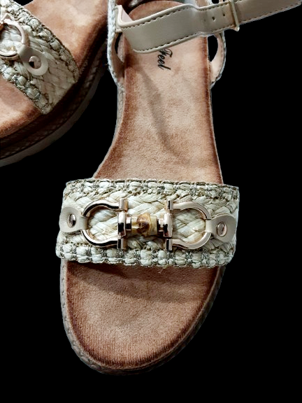 Sandali da Donna Beige Eleganti con Zeppa e Cinturino