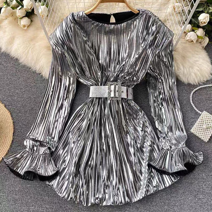Abito Elegante con Cintura e Gonna Plissettata Argentoe Oro – Moderna e Chic