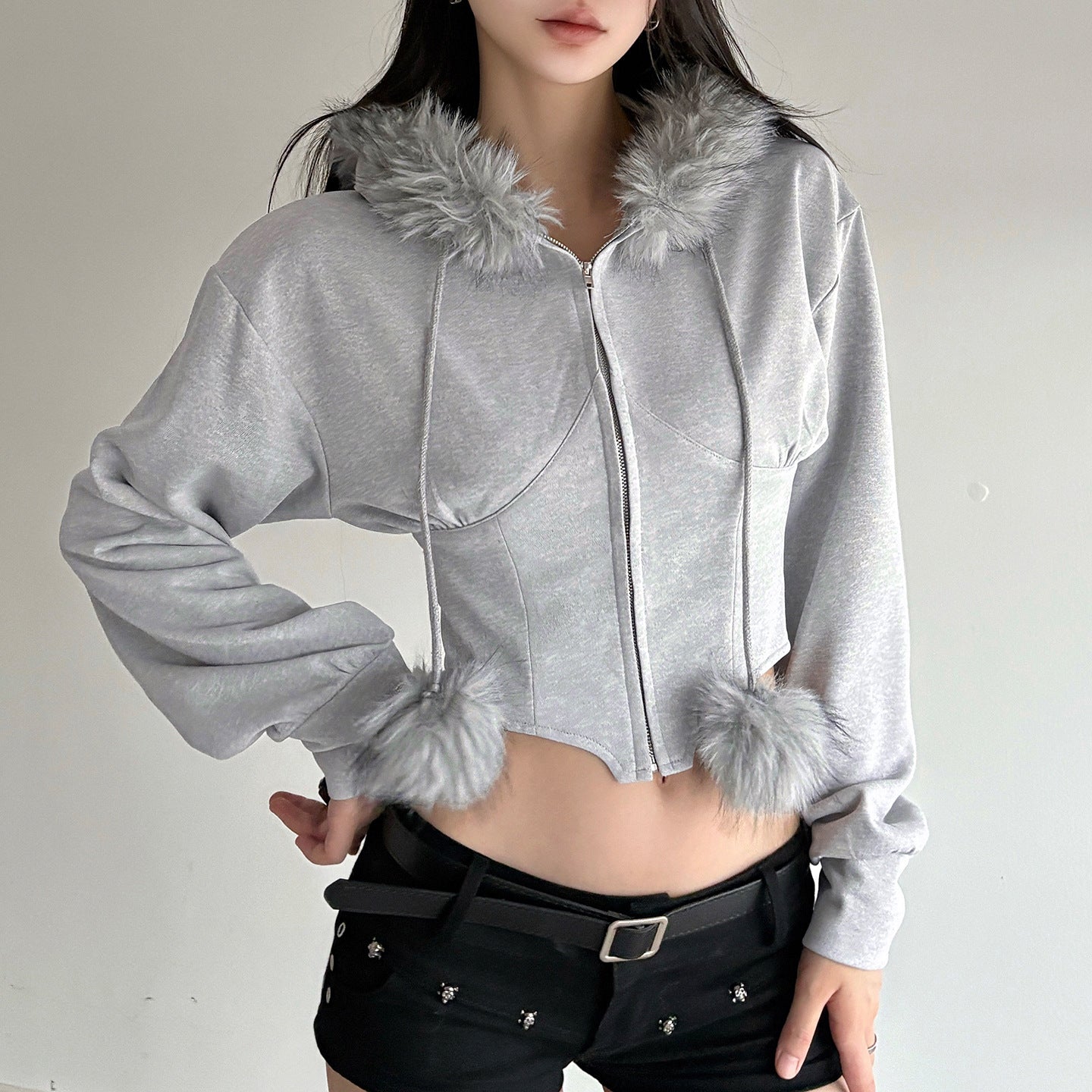 Giacca Corta con Cappuccio e Colletto in Pelliccia Stile Streetwear